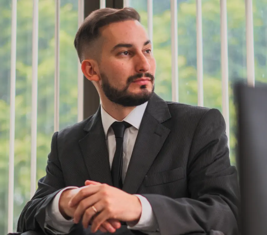 Dr. Alexis Kohmann en despacho